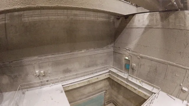 Matartratt vid kanten av en avfallsbunker ovanifrån, bakom den bunkerväggen