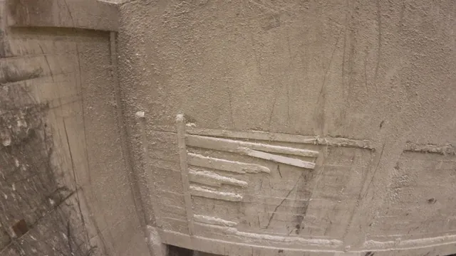 Skadad beklädnad på en bunkervägg med lösa plankor