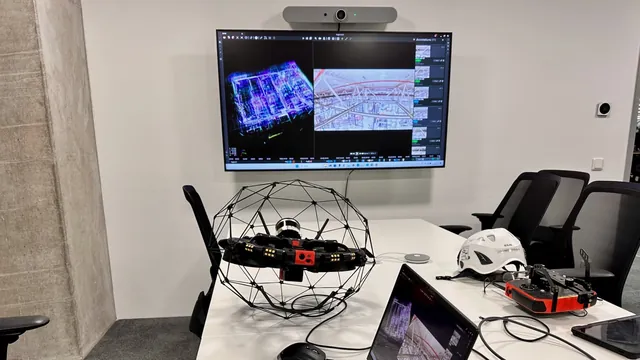 Flyability ELIOS 3 framför 3D-visningen av en flygning