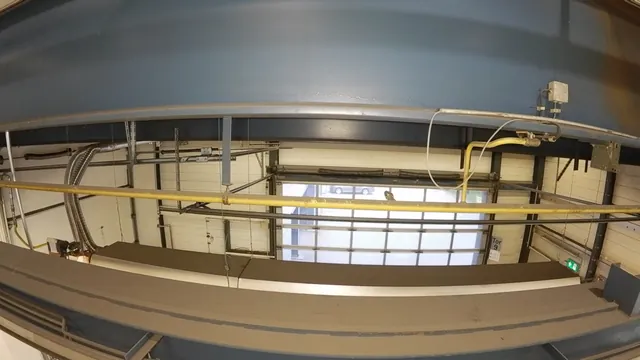 Kranbanebalk på väggen i en verkstadshall