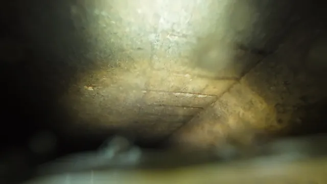 Betongskador på väggen i en kanal