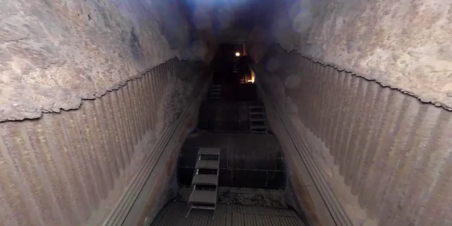 Vy in i en pannas eldstad med tubväggar och avlagringar