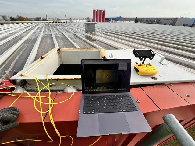 Bärbar dator med livebild på taket av en sprinklertank