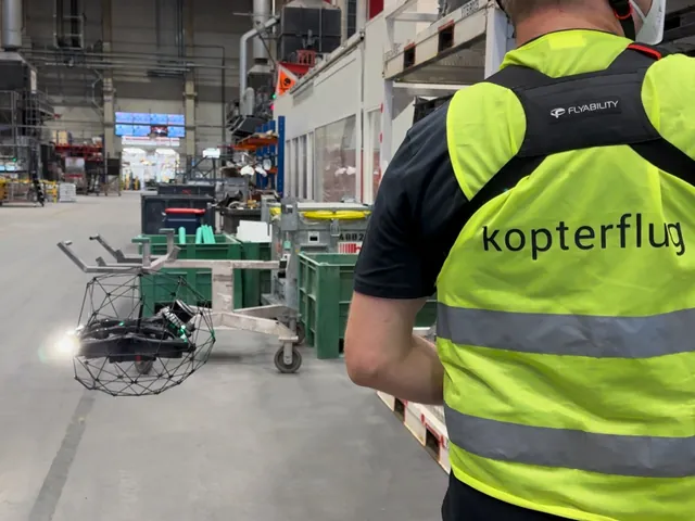 Kopterflug-medarbetare med ELIOS 3 i en industrihall