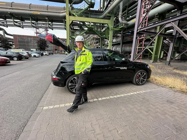 Medarbetare framför servicebilen på ett stålverksområde