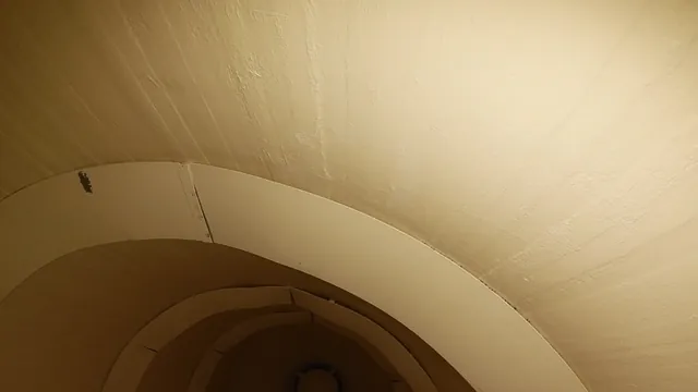 Utloppskon i en silo ovanifrån med övergången från vägg till tratt