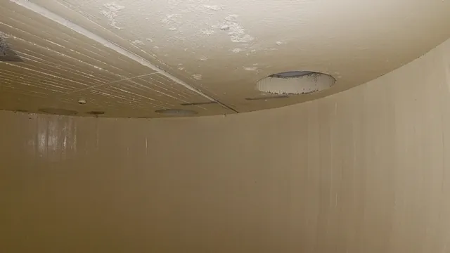 Silo inifrån med silotak och öppningar