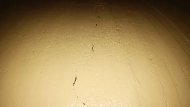 Fin spricka i den belagda innerväggen i en silo