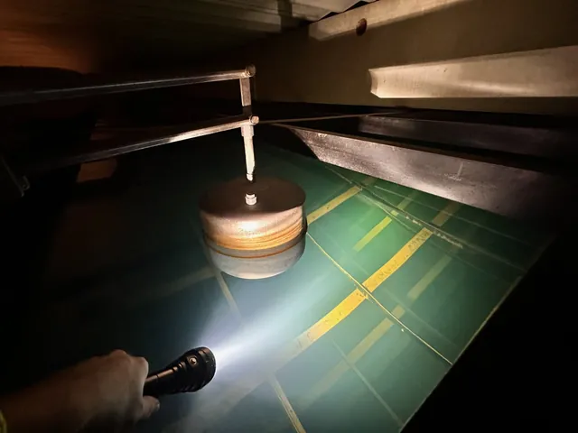 Vy ovanifrån ner i en sprinklertank med ficklampa