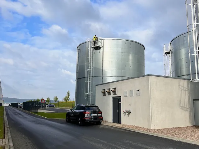 Juliana Engelke vid inspektion av en sprinklertank