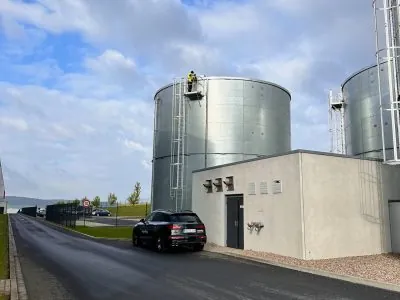 Juliana Engelke vid inspektion av en sprinklertank
