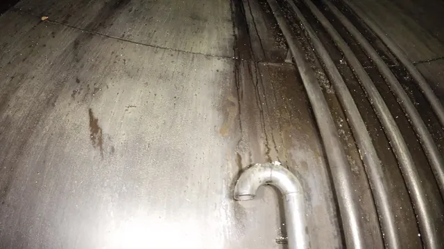 Värmeslingor med avlagringar på innerväggen i en tank