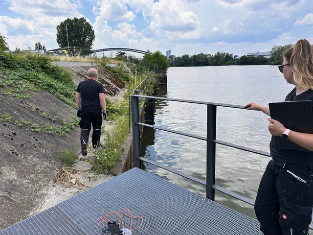 Juliana Engelke och en kollega vid en inspektion i ett hamnområde