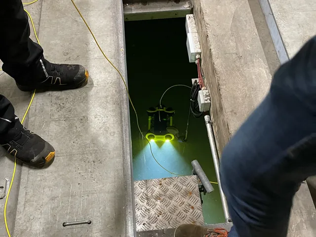 Undervattensdrönare i sprinklertanken, sedd ovanifrån