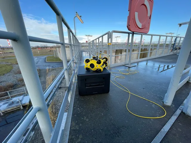 Undervattensdrönare vid intagsbyggnaden i ett kraftverk