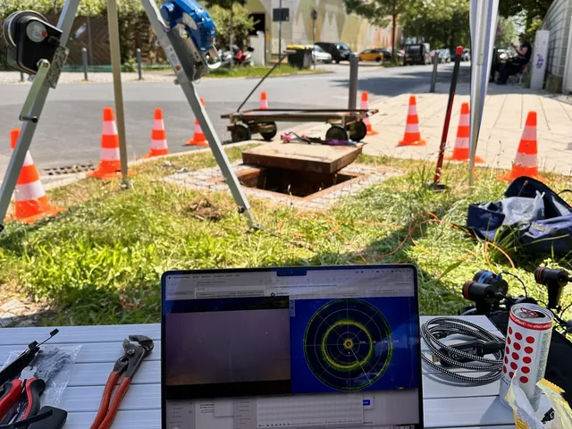 Undervattensinspektion med sonar: manöverplats med bärbar dator